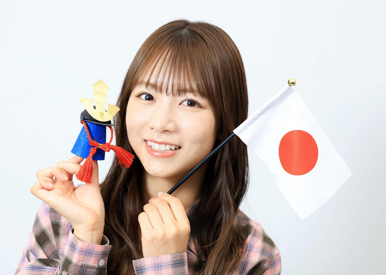 こどもの日はレース翌日ですが…かぶとと日の丸を持ち、さわやかな笑顔で予想した北野日奈子