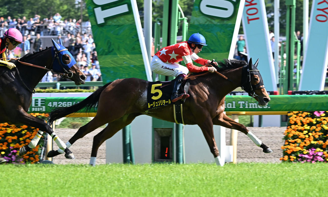 東京10R、スイートピーSを制したルージュソリテールと横山武騎手（撮影・千葉一成）