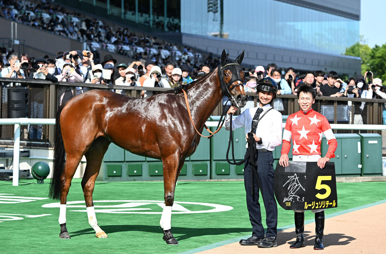 東京10R、スイートピーSを制したルージュソリテールの口取りをする横山武騎手（撮影・千葉一成）