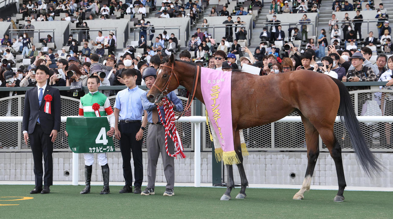 ユニコーンSを制したカナルビーグルと口取りに並ぶ佐藤悠師（左）（撮影・白石智彦）