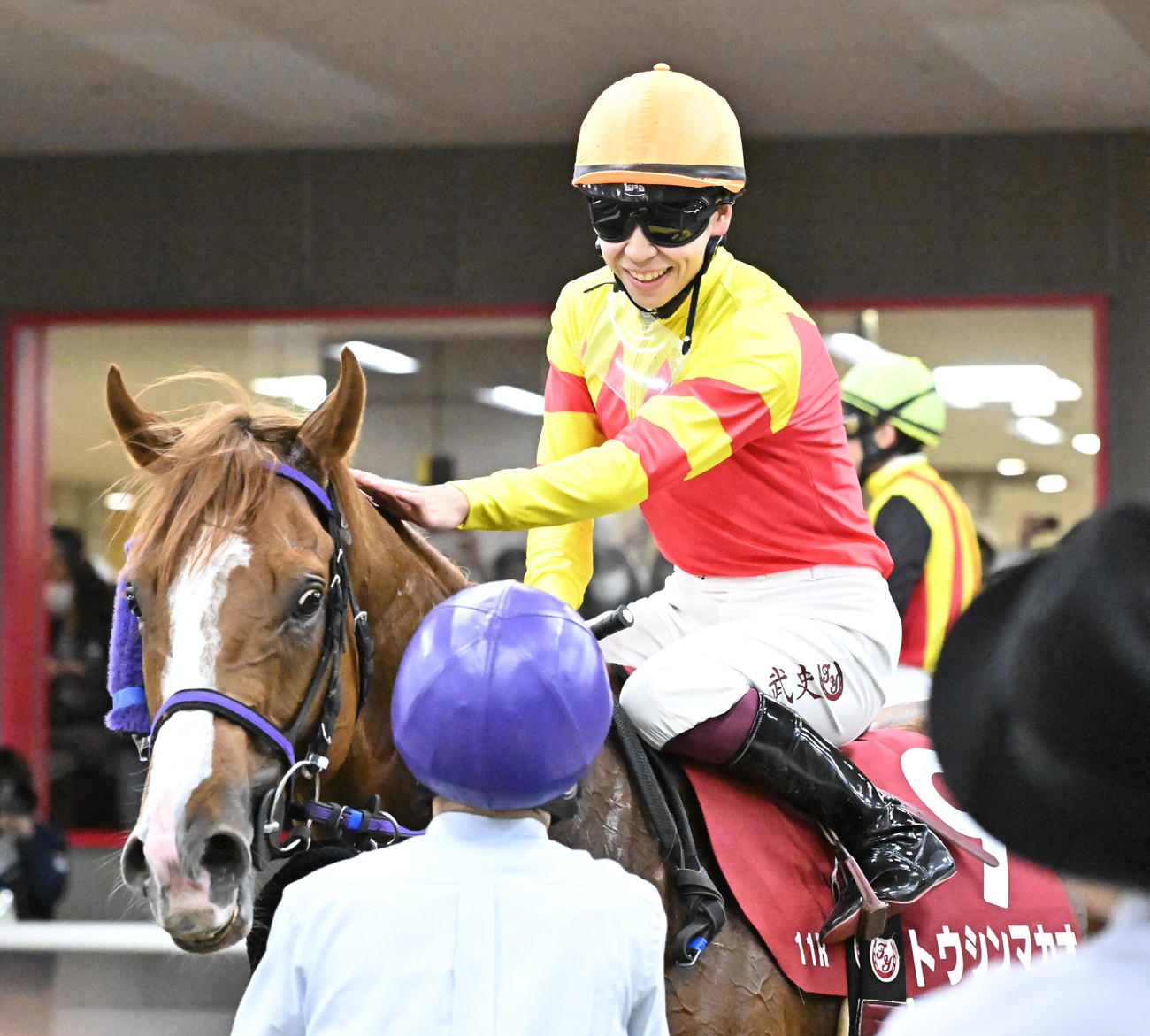 京王杯スプリングCを制し、トウシンマカオをねぎらう横山武騎手（撮影・千葉一成）