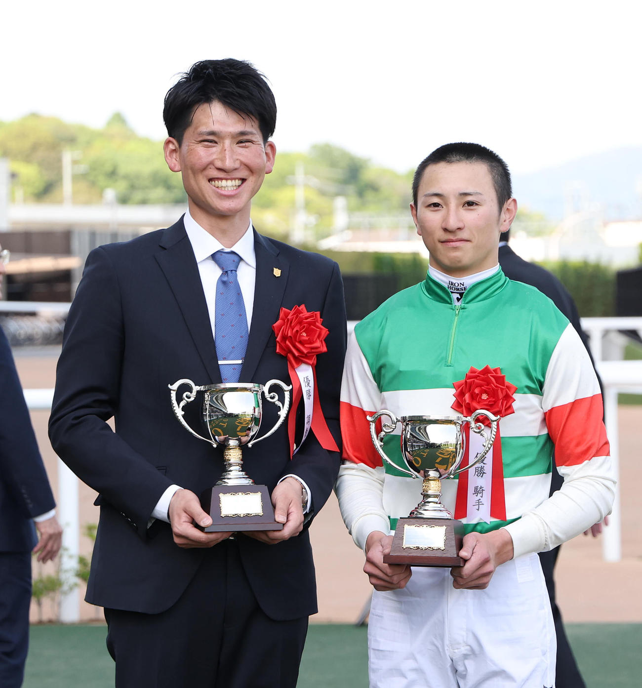 ユニコーンSで重賞初出走初制覇を決めた佐藤悠師（左）と記念写真に納まる吉村騎手（撮影・白石智彦）