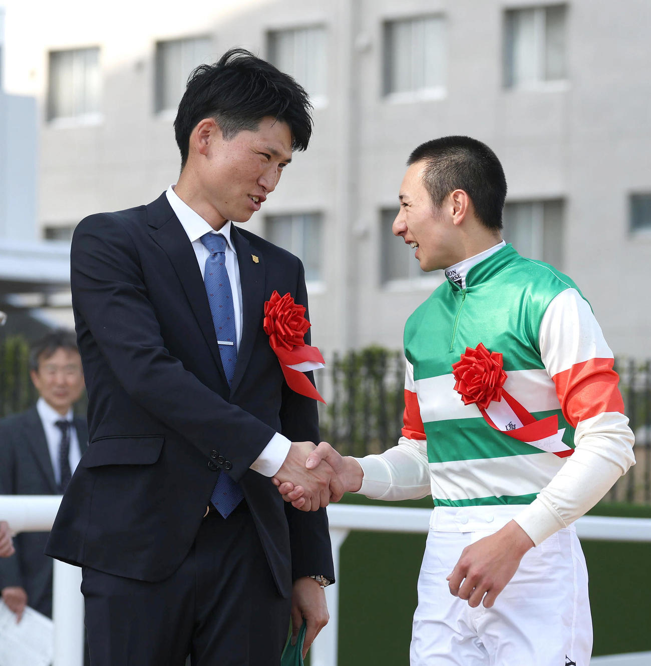 ユニコーンSで重賞初出走初制覇を決めた佐藤悠師（左）と握手する吉村騎手（撮影・白石智彦）
