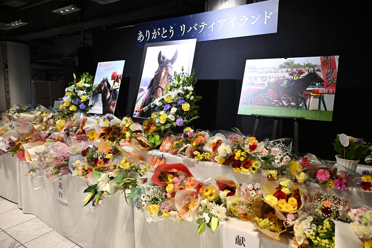 リバティアイランドを追悼して設けられた献花台と記帳台（撮影・千葉一成）