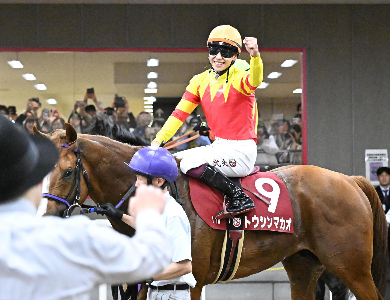 京王杯スプリングCをトウシンマカオで制し、ガッツポーズする横山武騎手（撮影・千葉一成）