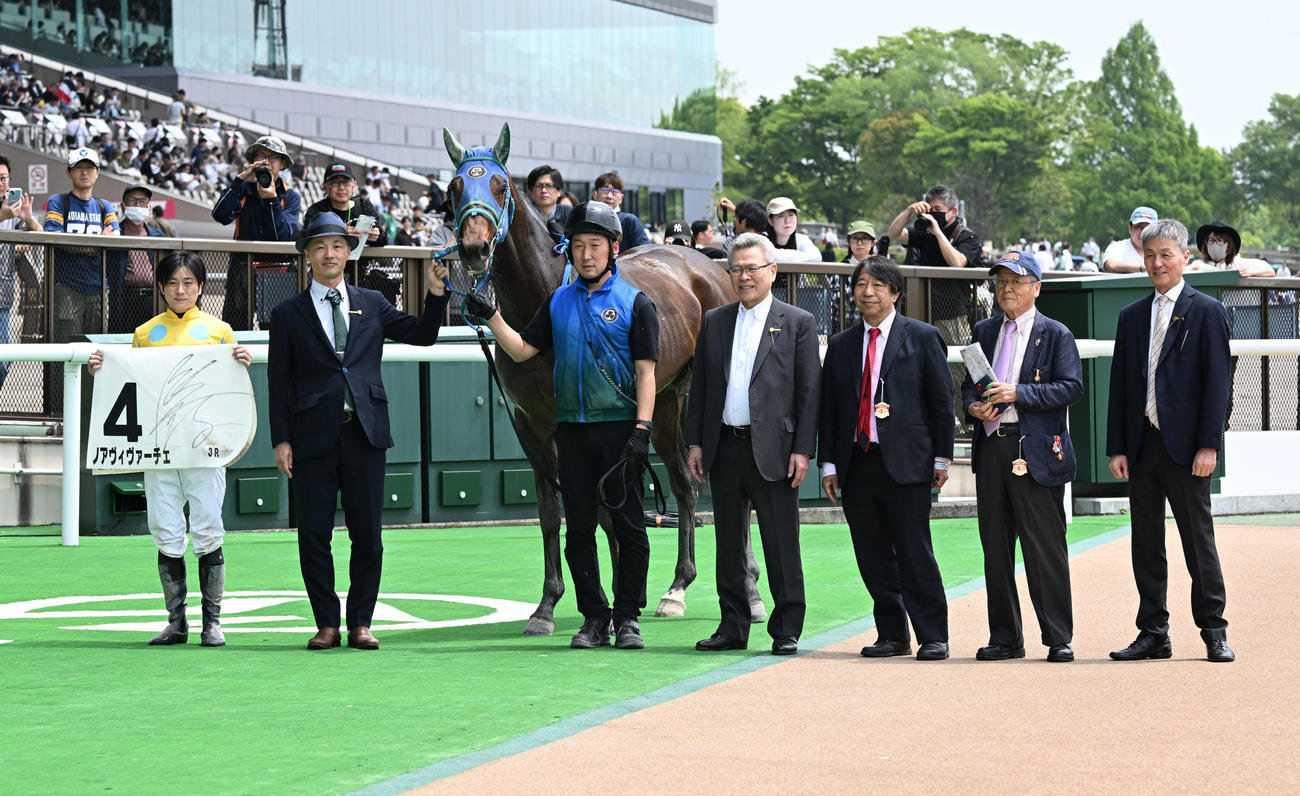 東京3R、3歳未勝利戦を制したノアヴィヴァーチェと菅原隆騎手と鈴木慎師（左から2人目）（撮影・千葉一成）