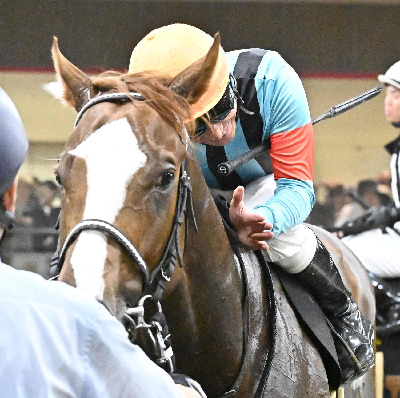 プリンシパルSを制し、レディネスをねぎらう横山典騎手（撮影・千葉一成）