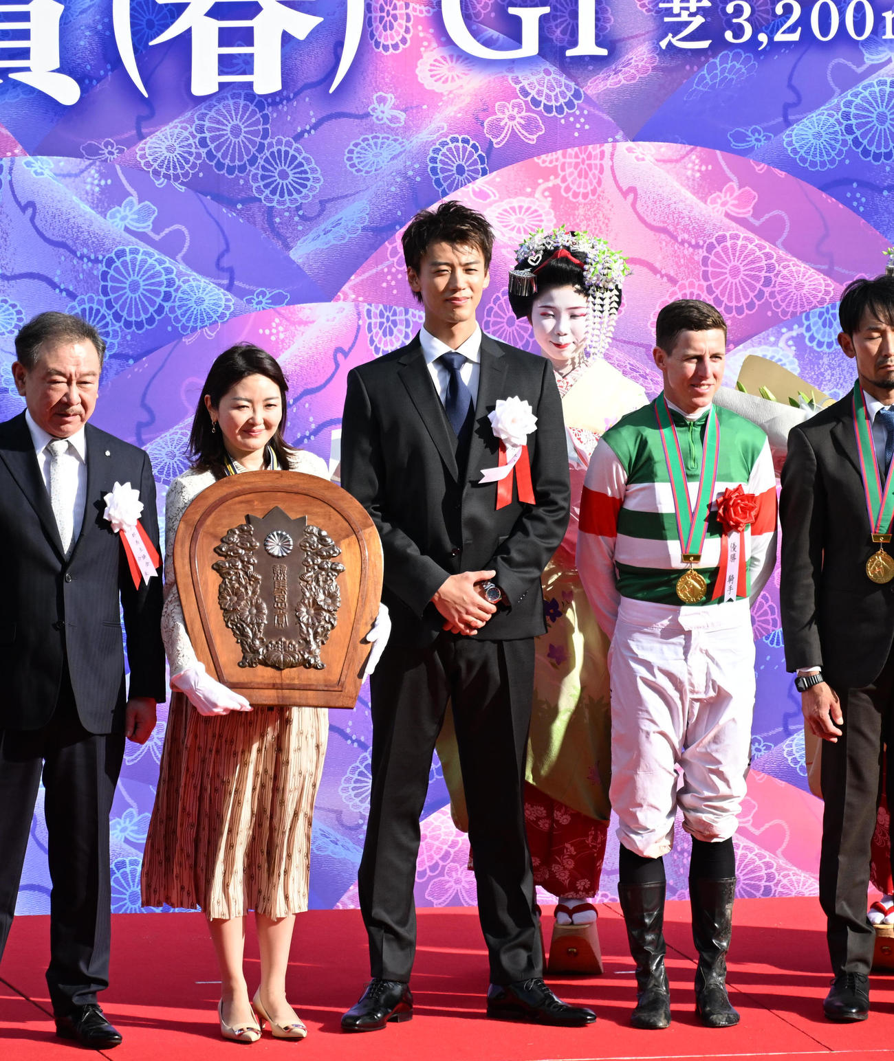 竹内涼真と記念撮影するD・レーン騎手と関係者（撮影・和賀正仁）