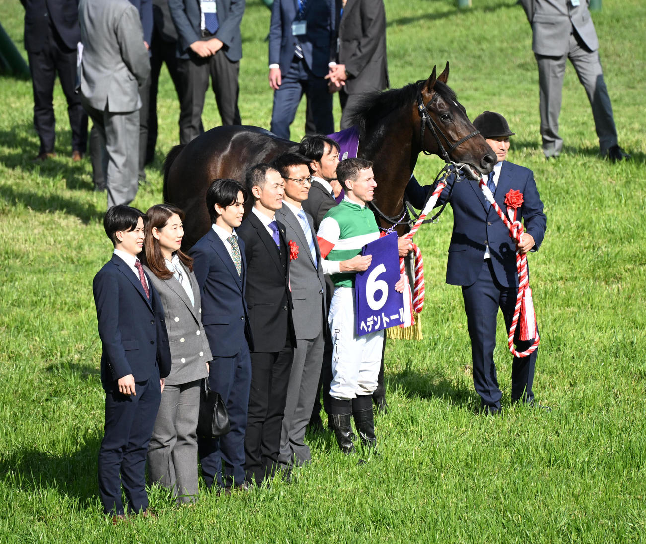 京都11R　天皇賞・春を制し口取りをするヘデントールとD・レーン騎手（撮影・和賀正仁）