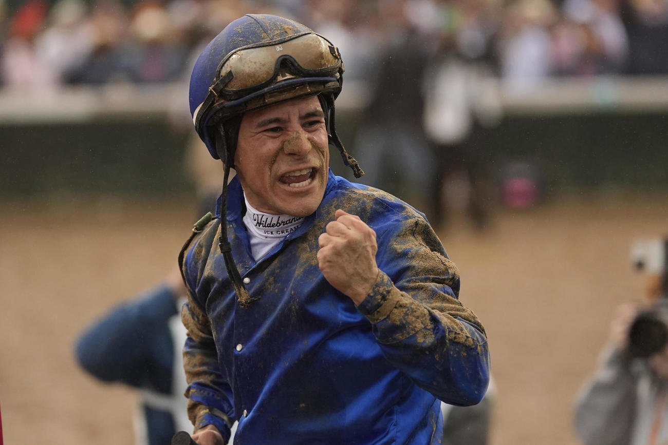ソヴリンティでケンタッキーダービーを制し、ガッツポーズするアルバラード騎手（AP）