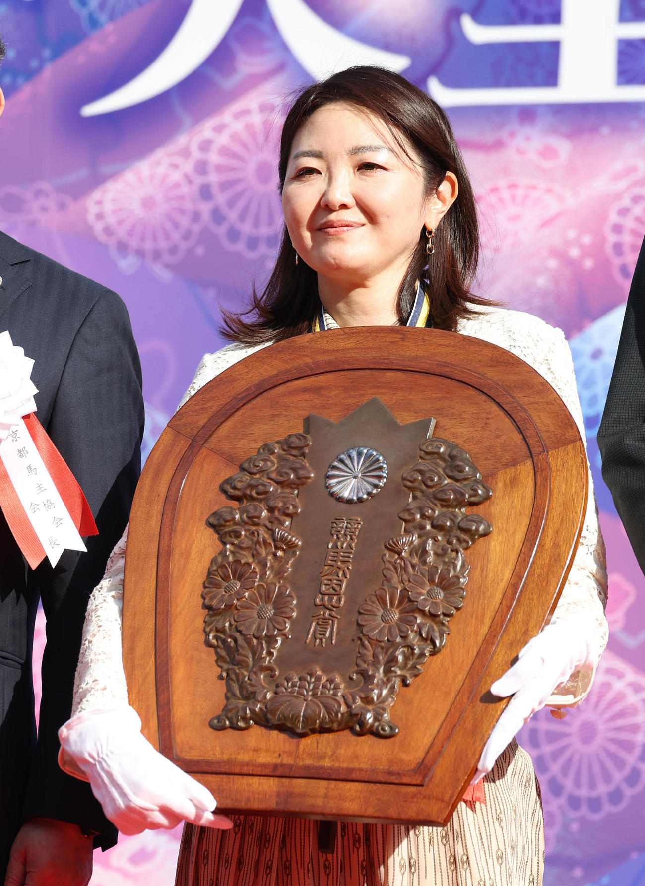 京都11R、記念写真に納まる天皇盾を下賜されたキャロットF黒田真知子代表（撮影・白石智彦）