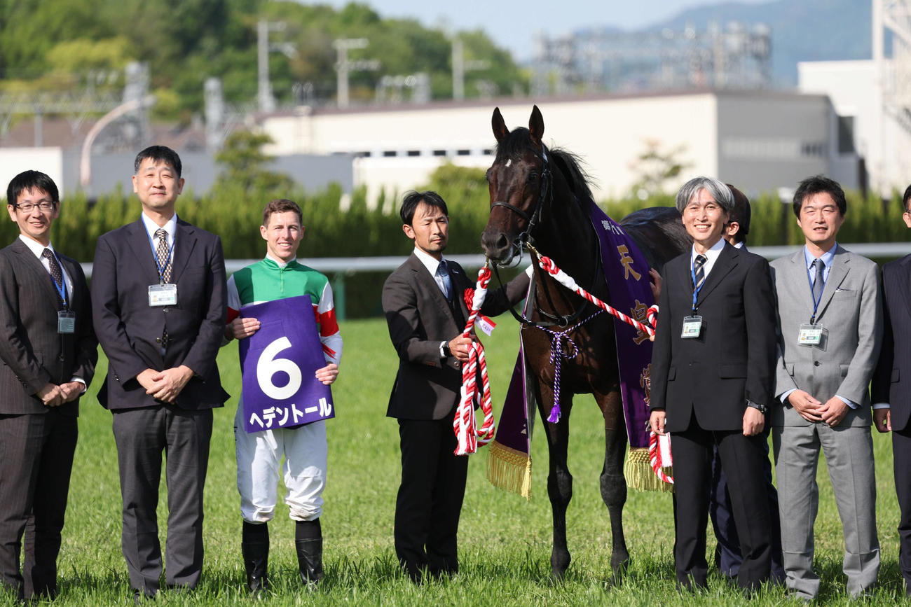 京都11R、ヘデントールで天皇賞・春を制したレーン騎手は厩舎関係者と口取りに納まる（撮影・西尾就之）