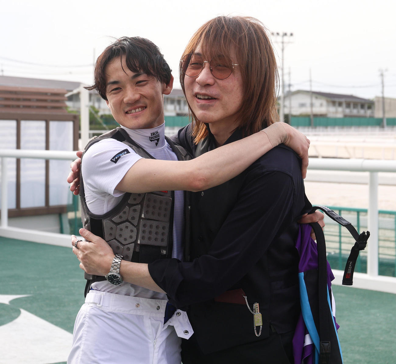 兵庫大賞典を制し抱き合って喜ぶ笹川翼騎手（左）と野田善己オーナー