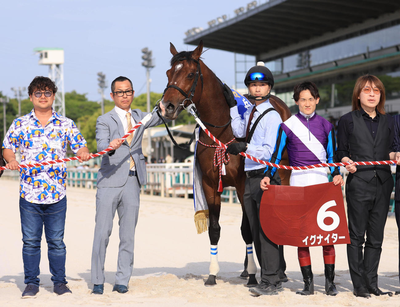 兵庫大賞典を制し口取りに納まるイグナイターと鞍上の笹川翼騎手（左から4人目）ら関係者
