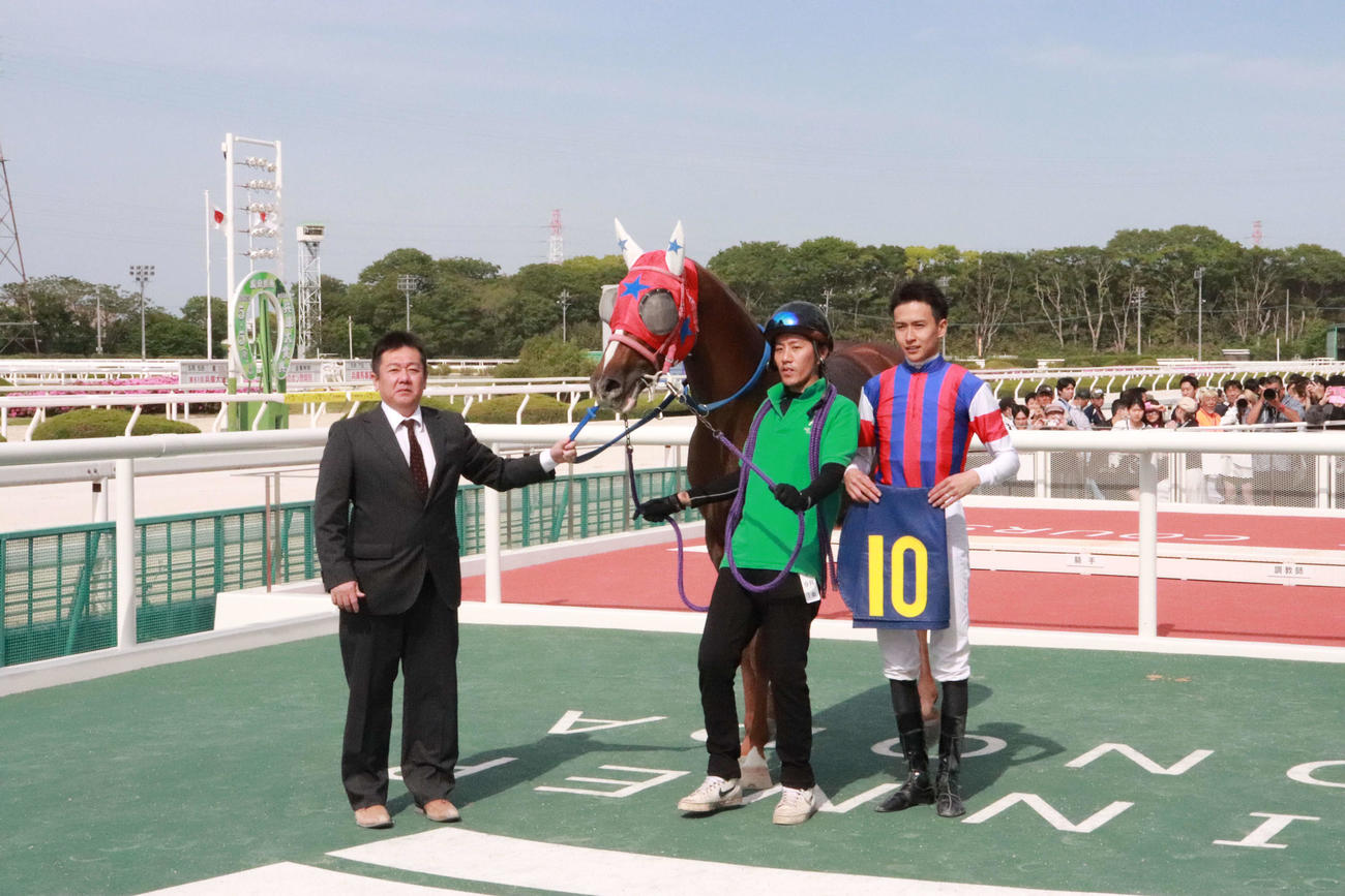 オーストラリアから帰国した鴨宮祥行騎手（右）が復帰初日に9Rをビギニングショウマで勝利