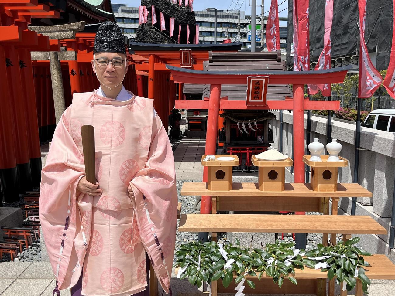 必勝稲荷祭を終えた宮司井上直洋氏