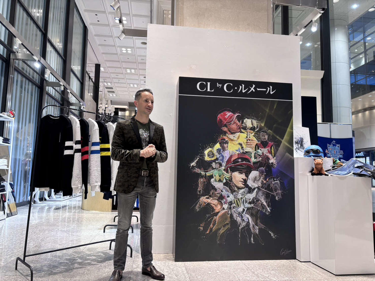 アパレルブランドのポップアップストアで挨拶するC・ルメール騎手（撮影・高橋悟史）