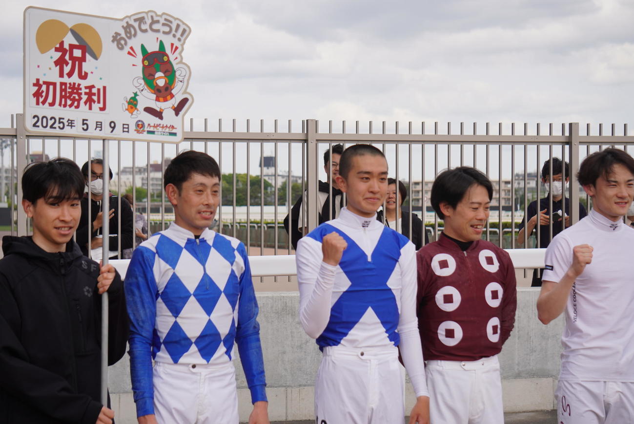 デビュー初勝利を飾った船橋の椿聡太騎手（中央）