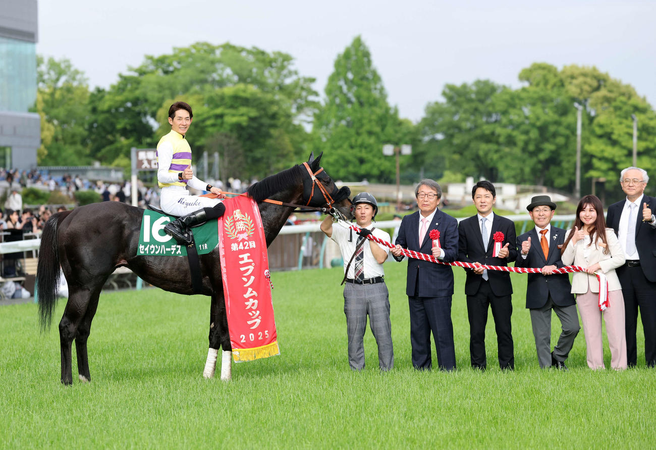 エプソムCを制したセイウンハーデスと幸騎手（撮影・鈴木正人）