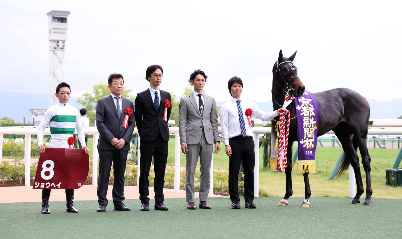 京都新聞杯を制したショウヘイと口取りに並ぶ川田騎手（左）（撮影・白石智彦）