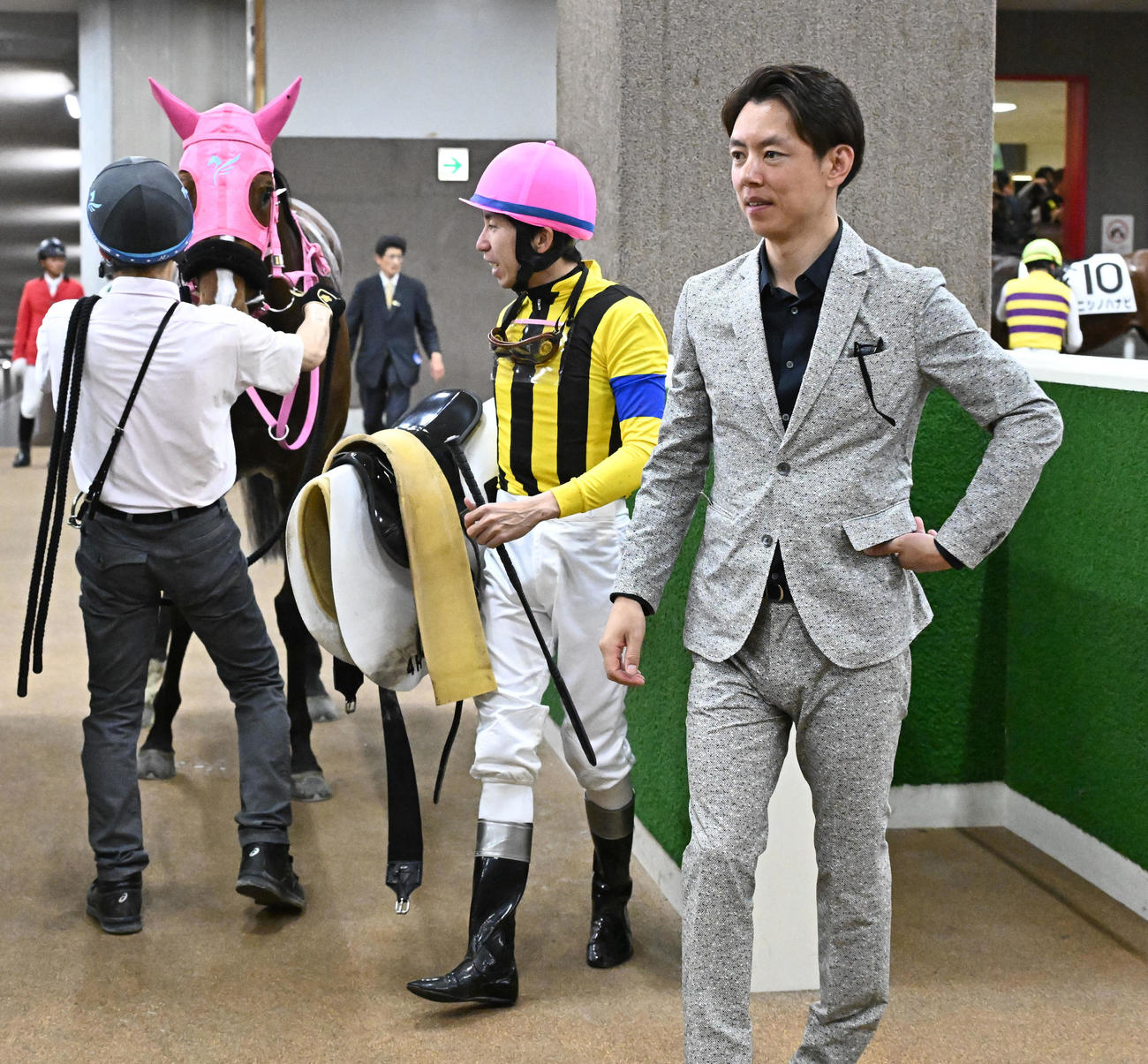 東京4R、3歳未勝利戦で7着のアルディスティーノと横山和騎手。右は安田師（撮影・千葉一成）