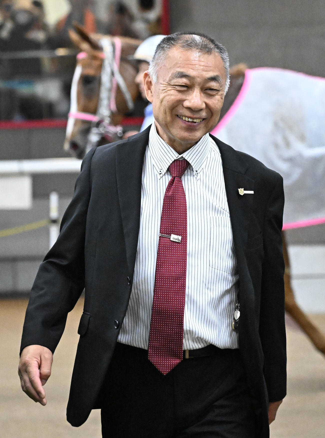 東京4R、3歳未勝利戦でママアリガトーと柴田騎手で8着に終わった石栗師（撮影・千葉一成）