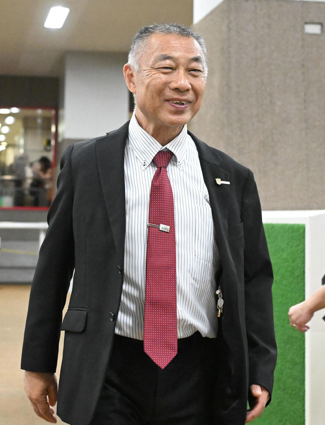 東京4R、3歳未勝利戦でママアリガトーと柴田騎手で8着に終わった石栗師（撮影・千葉一成）