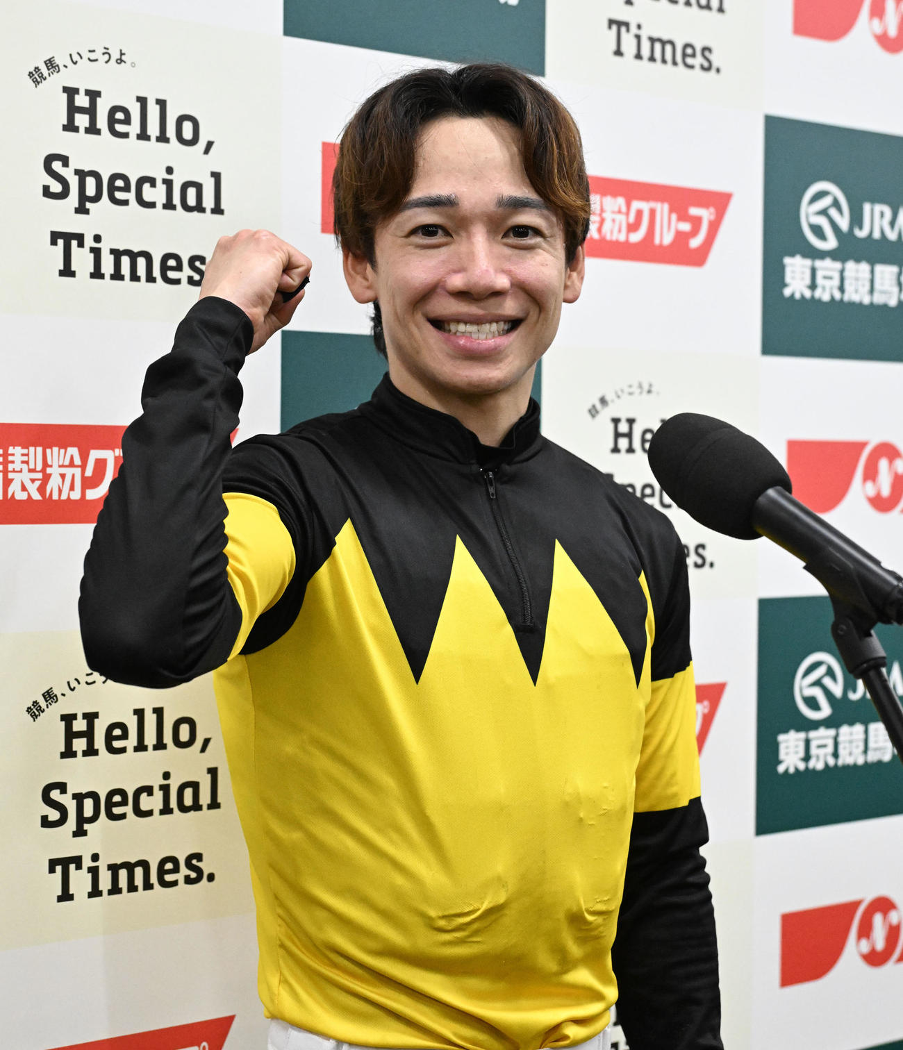 東京11R、NHKマイルCをパンジャタワーで制し、ガッツポーズする松山騎手（撮影・千葉一成）