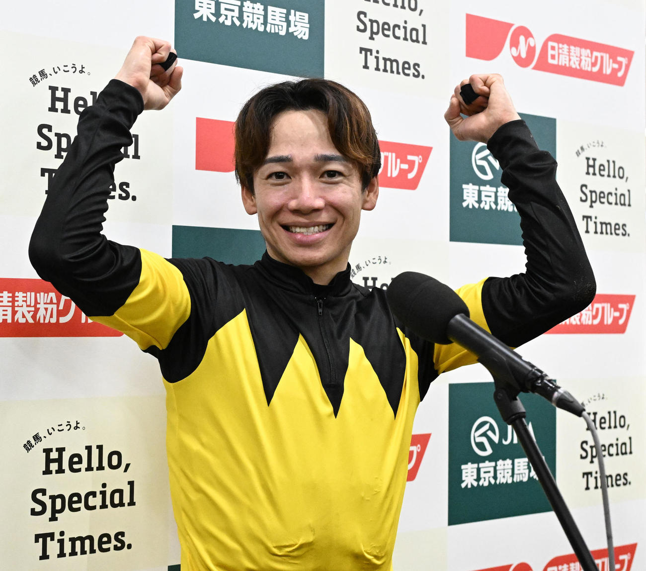 東京11R、NHKマイルCをパンジャタワーで制し、ガッツポーズする松山騎手（撮影・千葉一成）