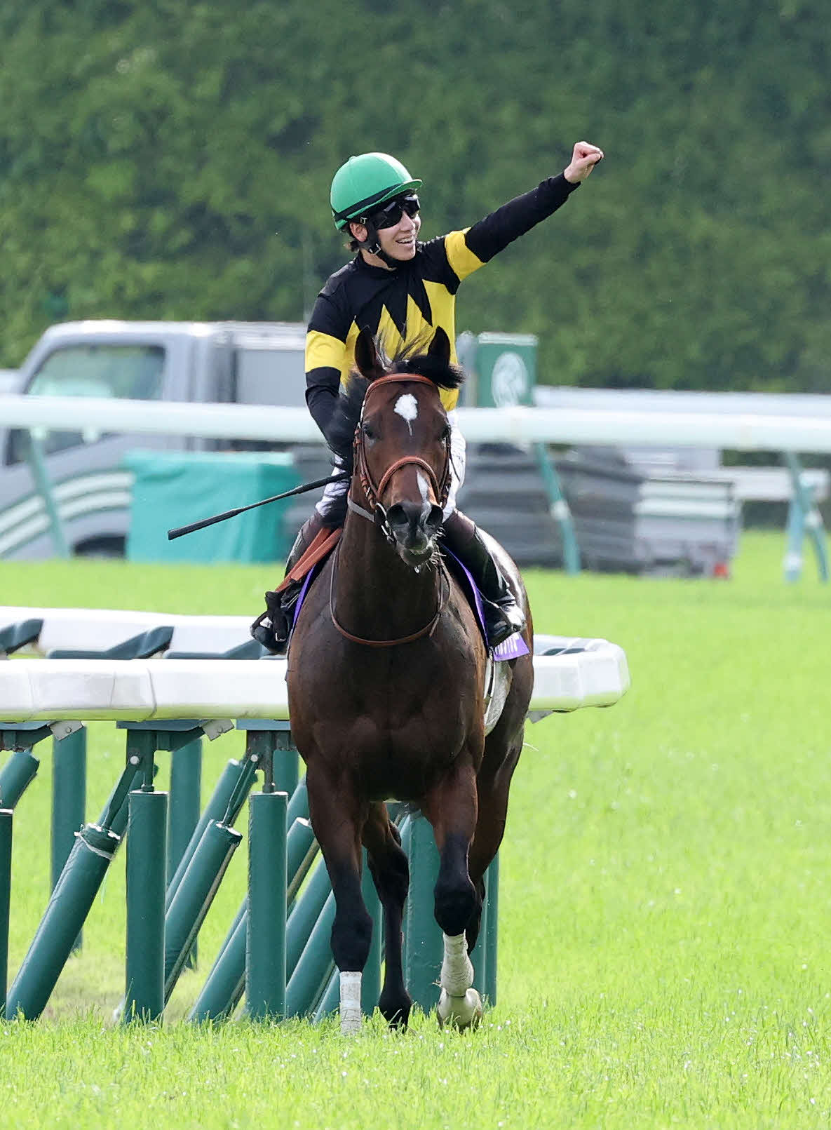 パンジャタワーでNHKマイルCを制した松山騎手はファンにガッツポーズ（撮影・鈴木正人）