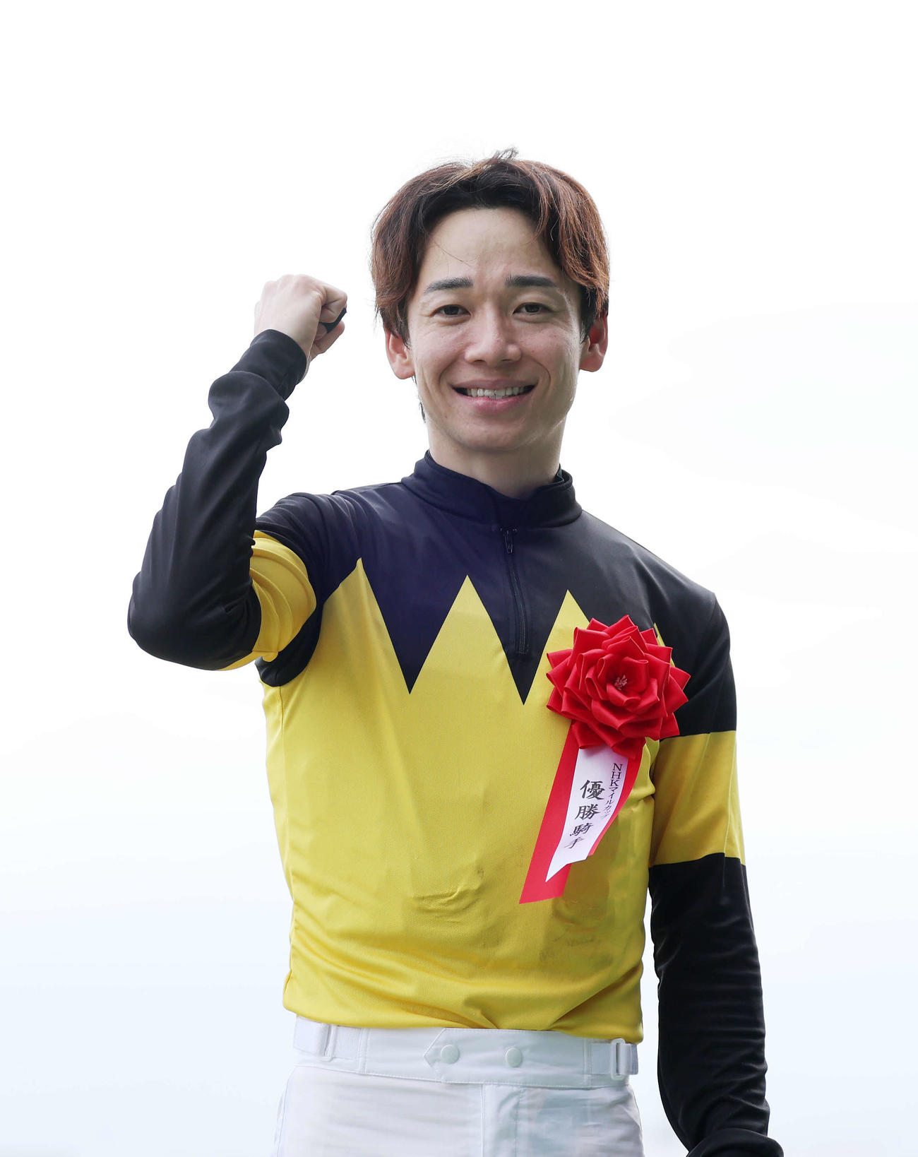NHKマイルCを制しガッツポーズする松山弘平騎手（撮影・鈴木正人）