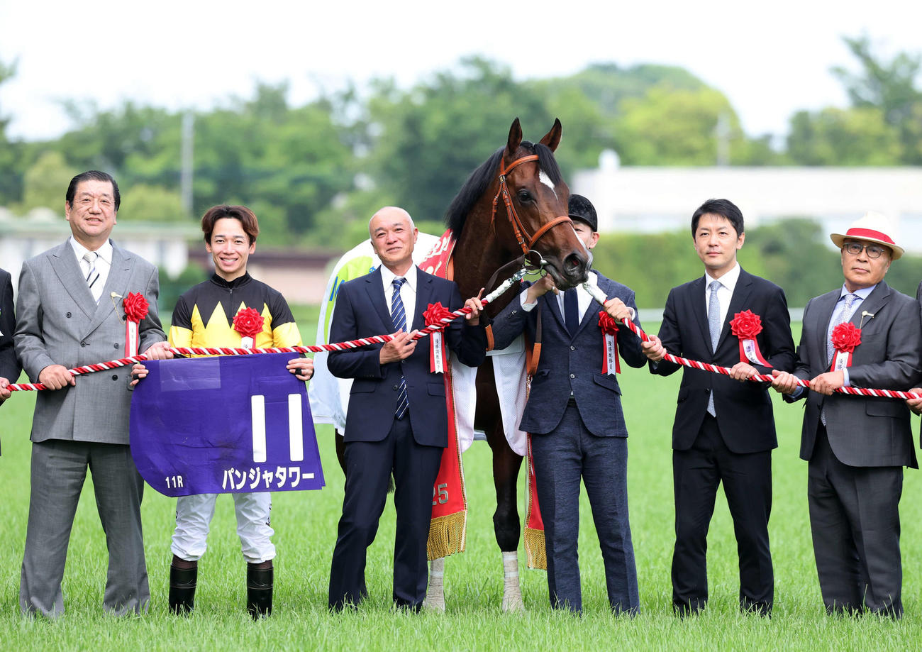 NHKマイルCの口取りに臨む松山弘平騎手（左から2人目）、橋口師（右から2人目）ら（撮影・鈴木正人）