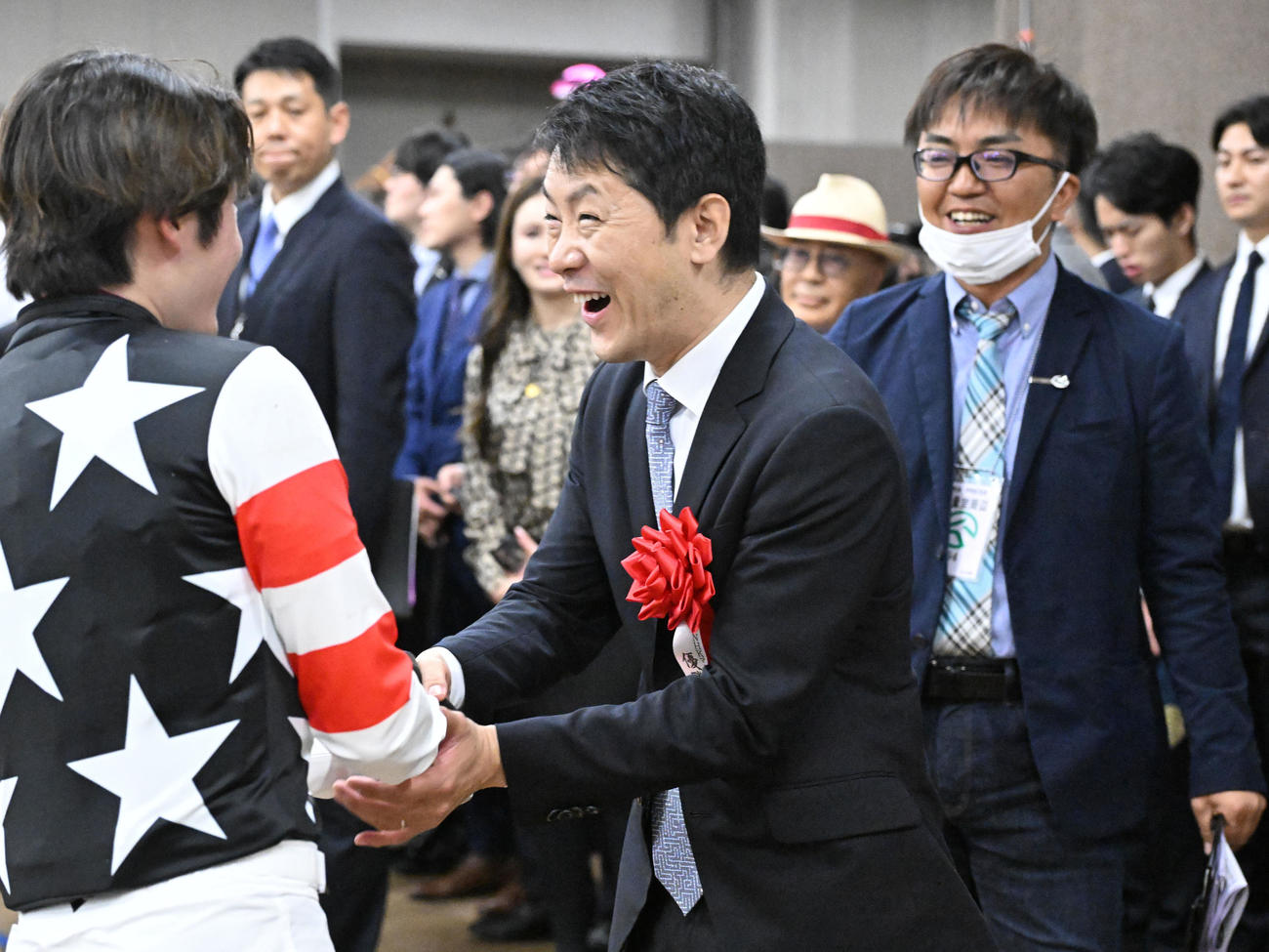 NHKマイルCをパンジャタワーと松山騎手で制し、関係者の祝福に笑顔の橋口師（撮影・千葉一成）