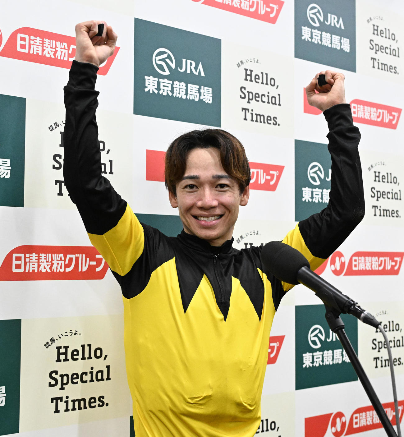 東京11R　NHKマイルCをパンジャタワーで制し、ガッツポーズする松山騎手（撮影・千葉一成）