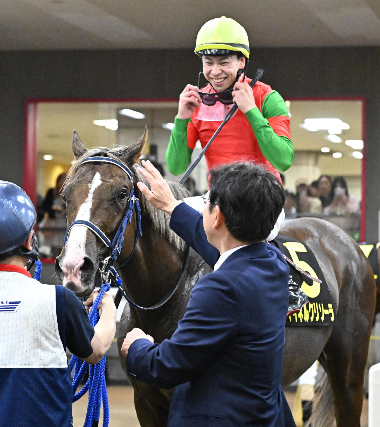 東京10R、メトロポリタンSを制したマイネルクリソーラと横山武騎手（撮影・千葉一成）
