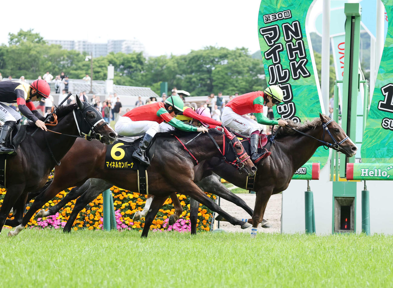東京10R　メトロポリタンSを制したマイネルクリソーラ（右）と横山武騎手（撮影・鈴木正人）