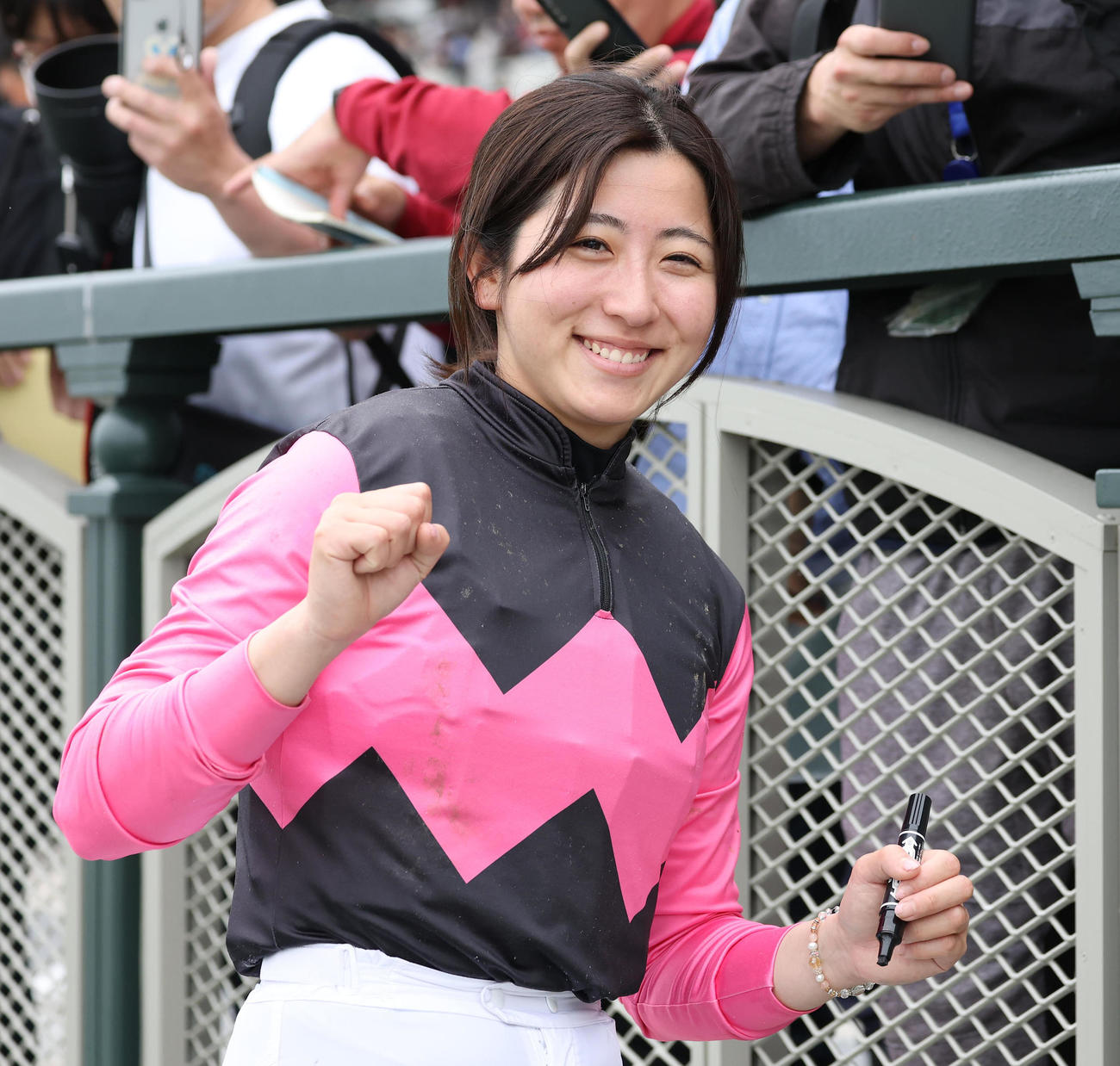 京都10R、ムイで橘Sを制して笑顔でガッツポーズする今村騎手（撮影・白石智彦）