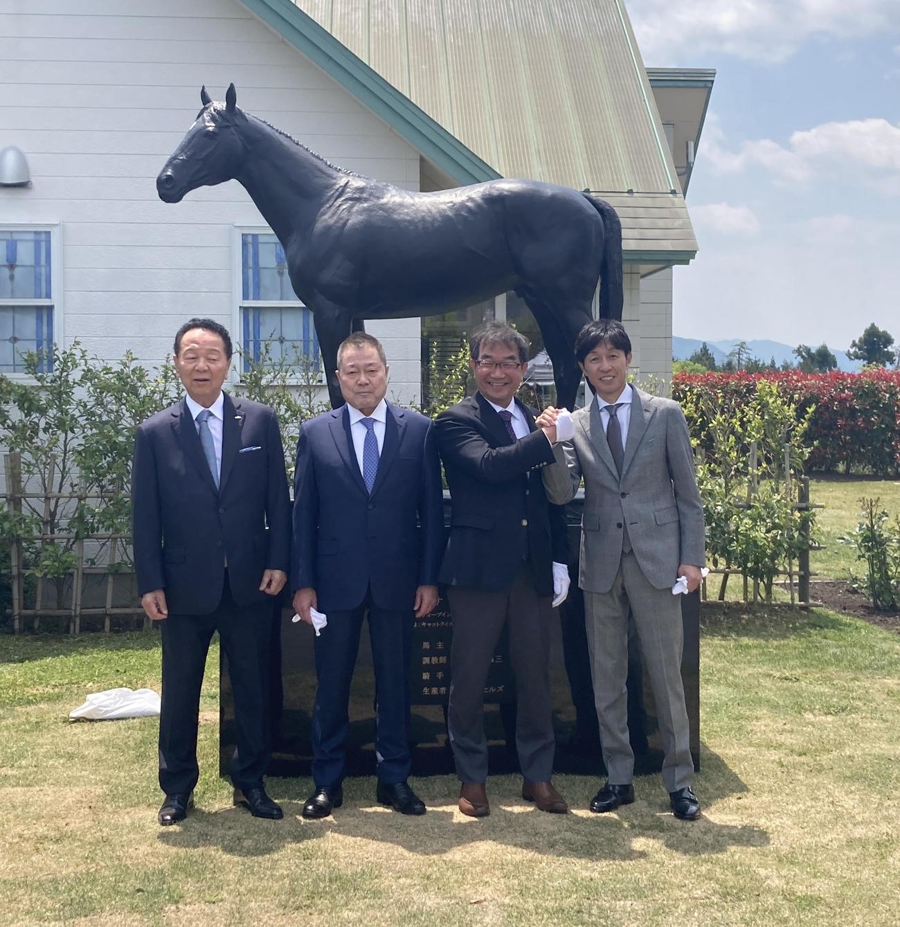 キズナ像の除幕式に出席した（左から）ノースヒルズ前田幸治代表、前田晋二オーナー、佐々木師、武豊騎手（撮影・太田尚樹）