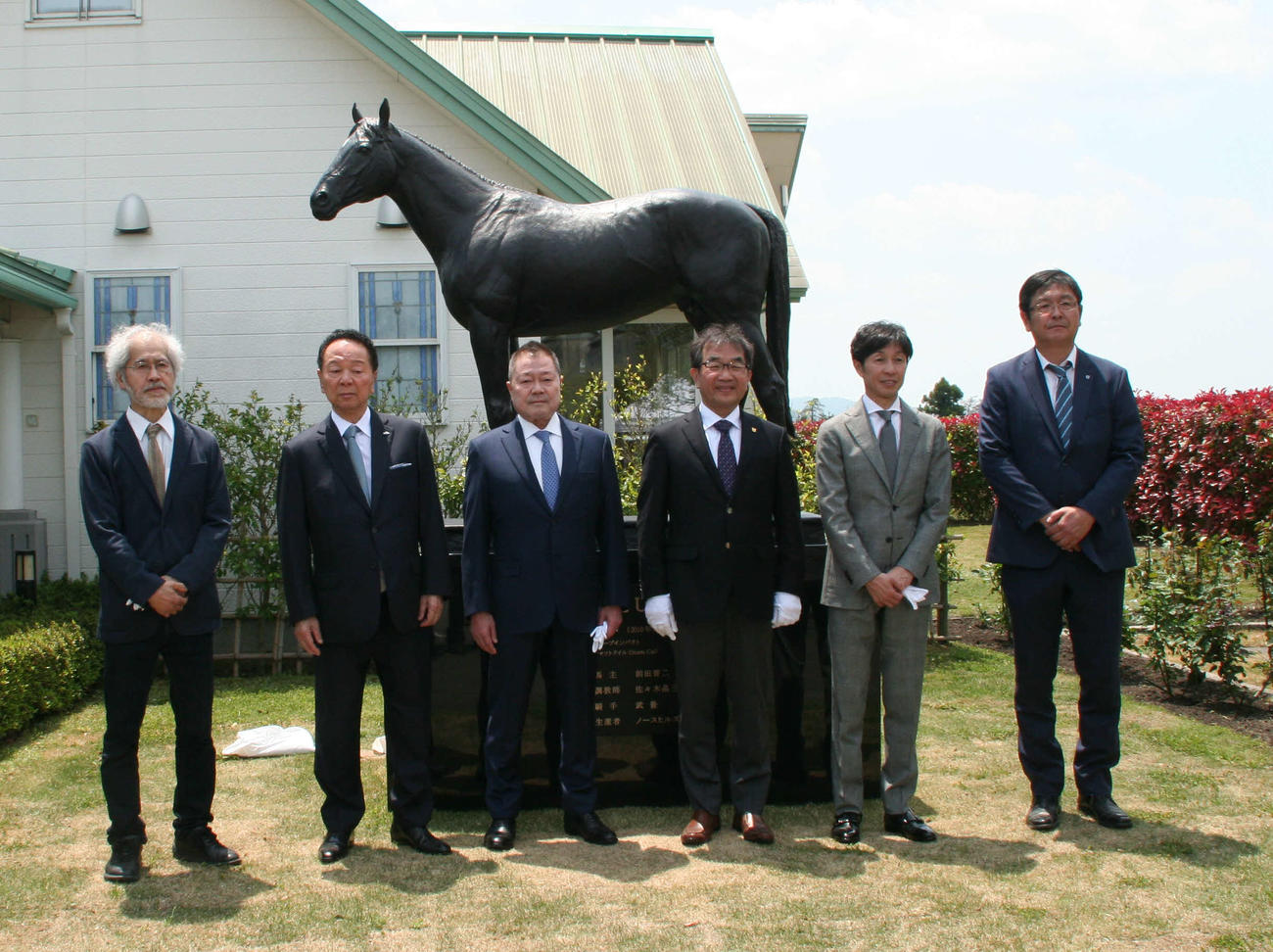 キズナ像の除幕式に出席した（左から）彫刻家の吉田隆氏、ノースヒルズ前田幸治代表、前田晋二オーナー、佐々木師、武豊騎手、大山ヒルズ斎藤慎ディレクター（撮影・太田尚樹）