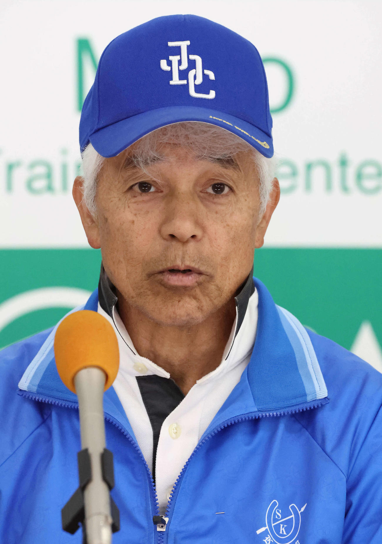 ステレンボッシュの最終追い切りを終えて記者会見する国枝師（撮影・丹羽敏通）