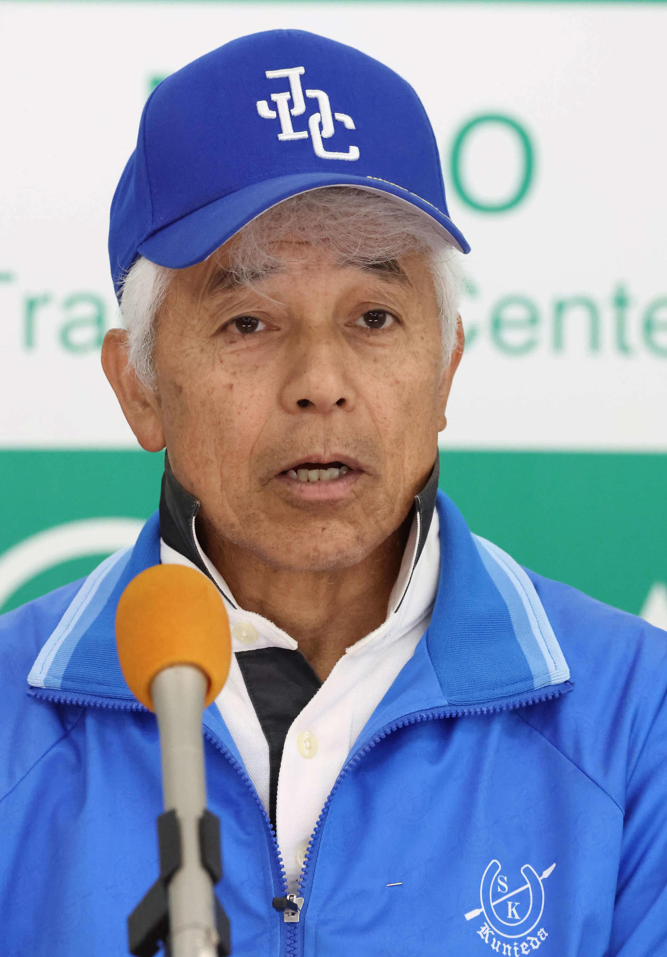 ステレンボッシュの最終追い切りを終えて記者会見する国枝師（撮影・丹羽敏通）