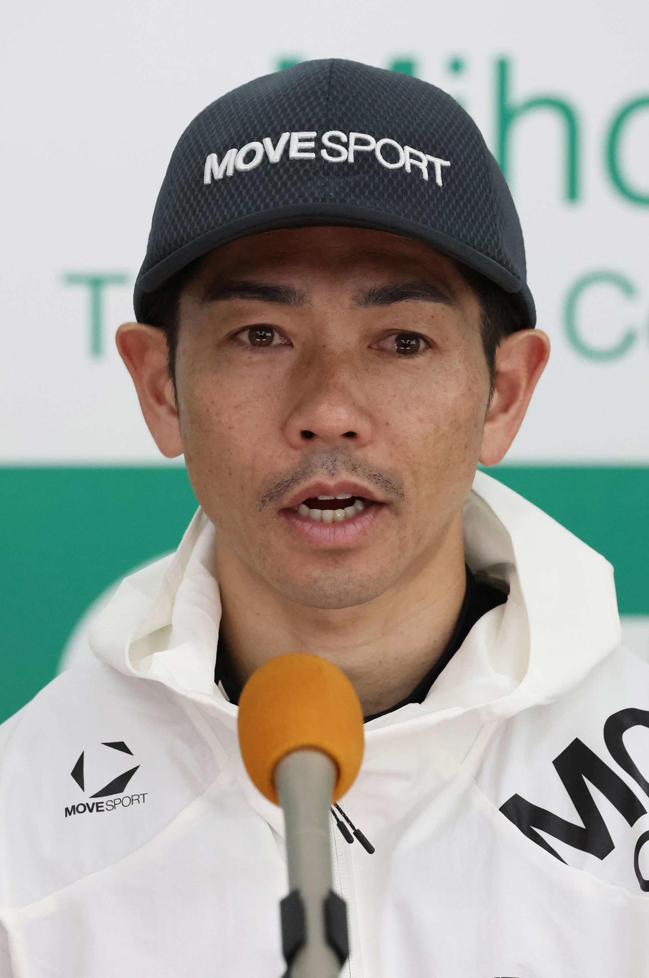 ステレンボッシュの最終追い切りを終えて記者会見する戸崎騎手（撮影・丹羽敏通）