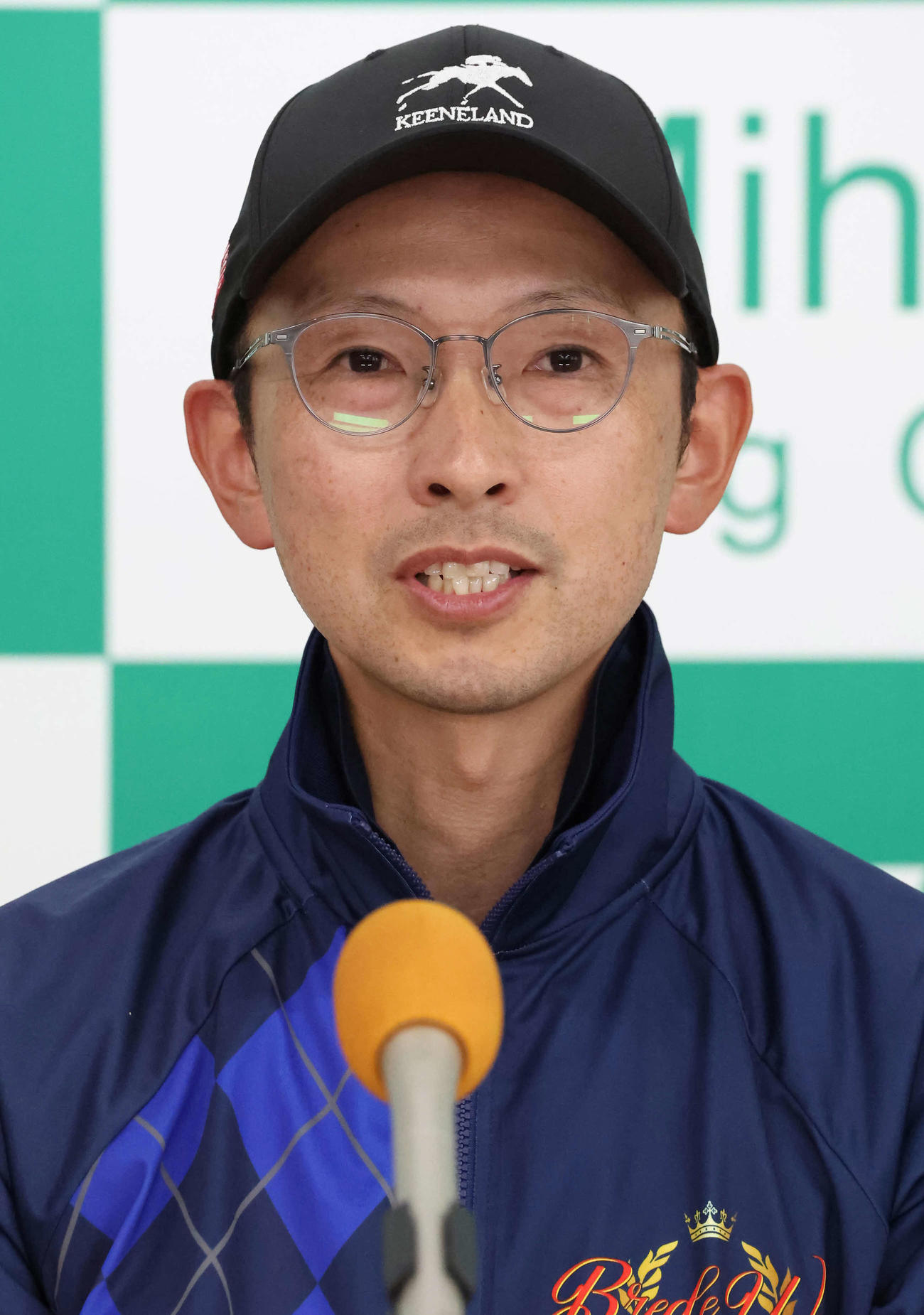 アドマイヤマツリの最終追い切りを終えて記者会見する宮田師（撮影・丹羽敏通）