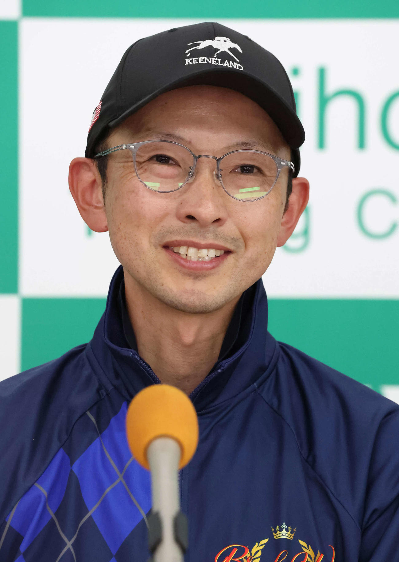 アドマイヤマツリの最終追い切りを終えて記者会見する宮田師（撮影・丹羽敏通）