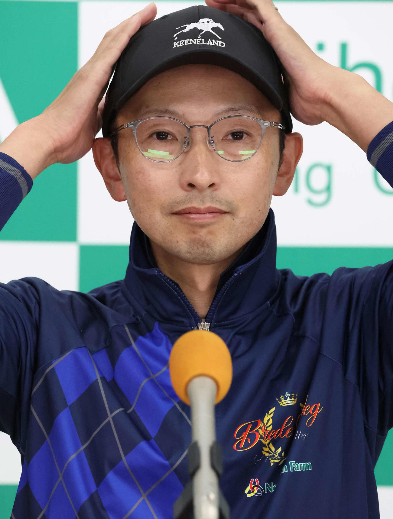 アドマイヤマツリの最終追い切りを終えて記者会見する宮田師（撮影・丹羽敏通）