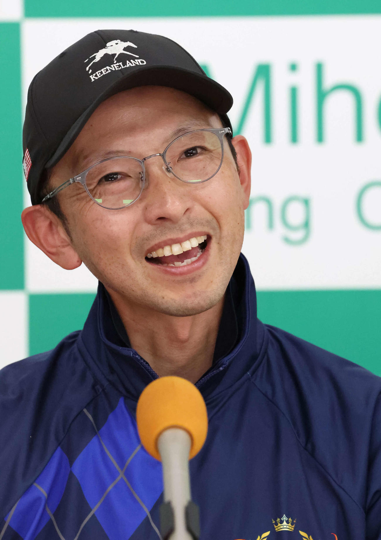 アドマイヤマツリの最終追い切りを終えて記者会見する宮田師（撮影・丹羽敏通）