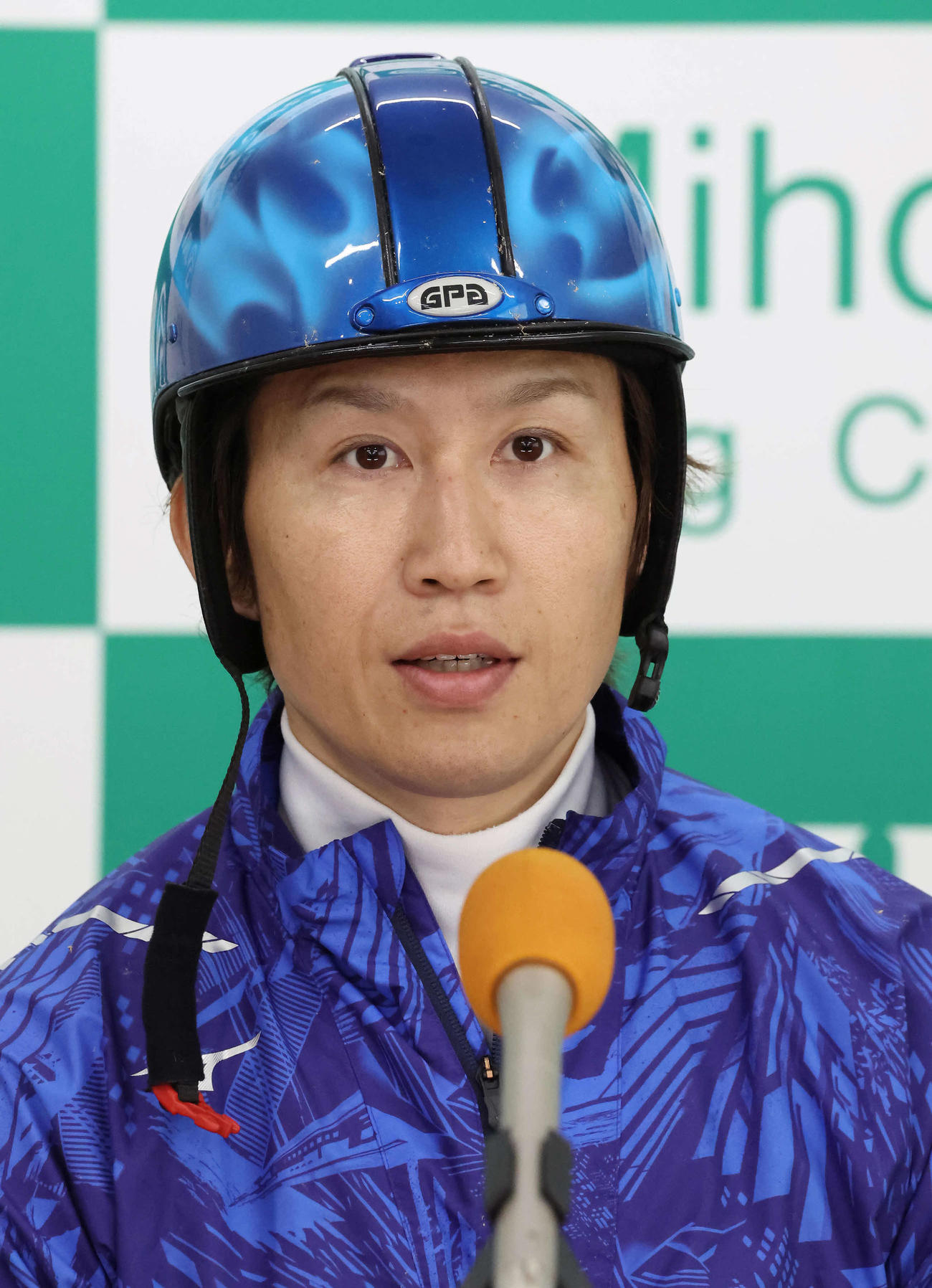 アドマイヤマツリの最終追い切りを終えて記者会見する田辺騎手（撮影・丹羽敏通）