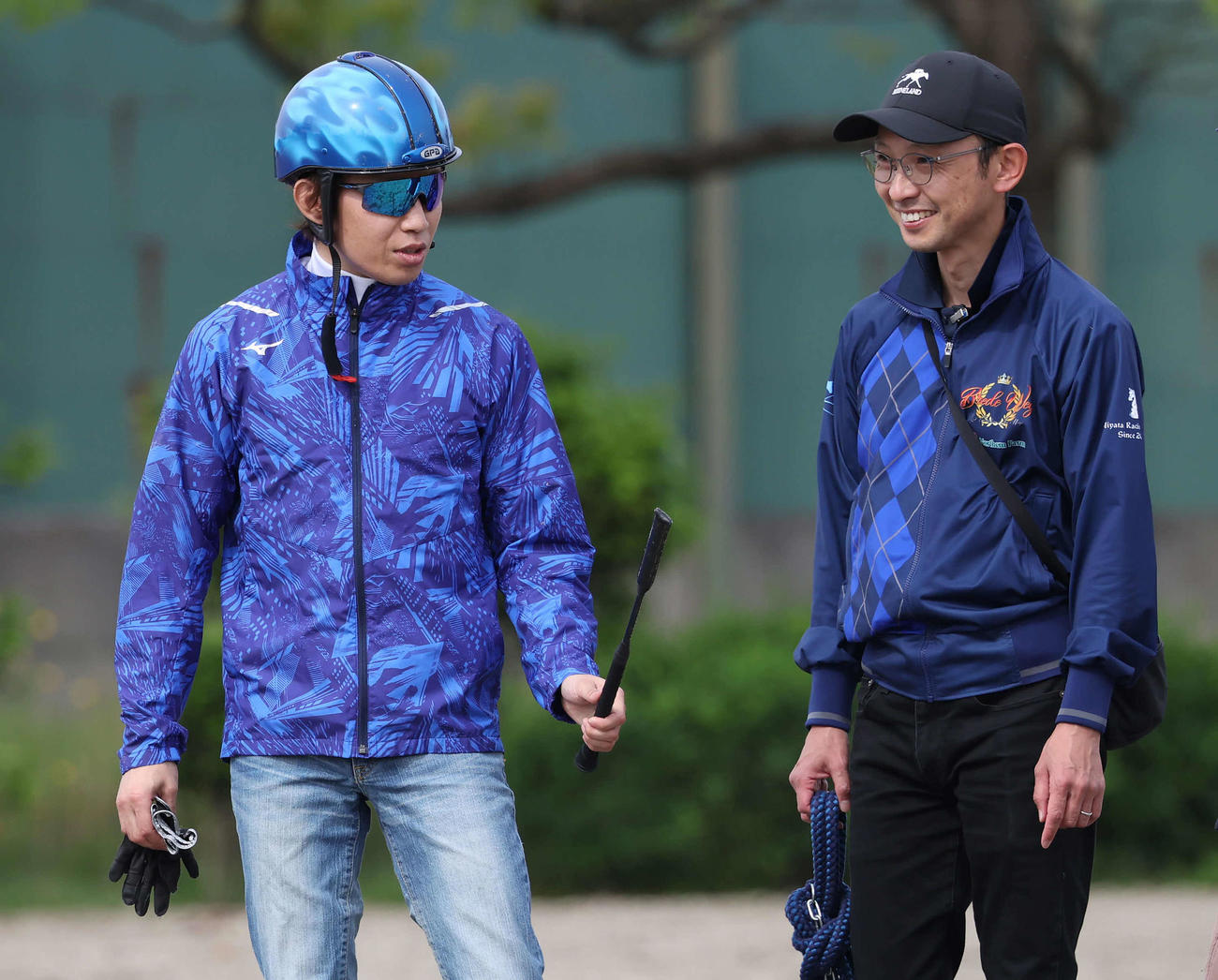 アドマイヤマツリの追い切りを終えた田辺騎手（左）と笑顔で話す宮田師（撮影・丹羽敏通）