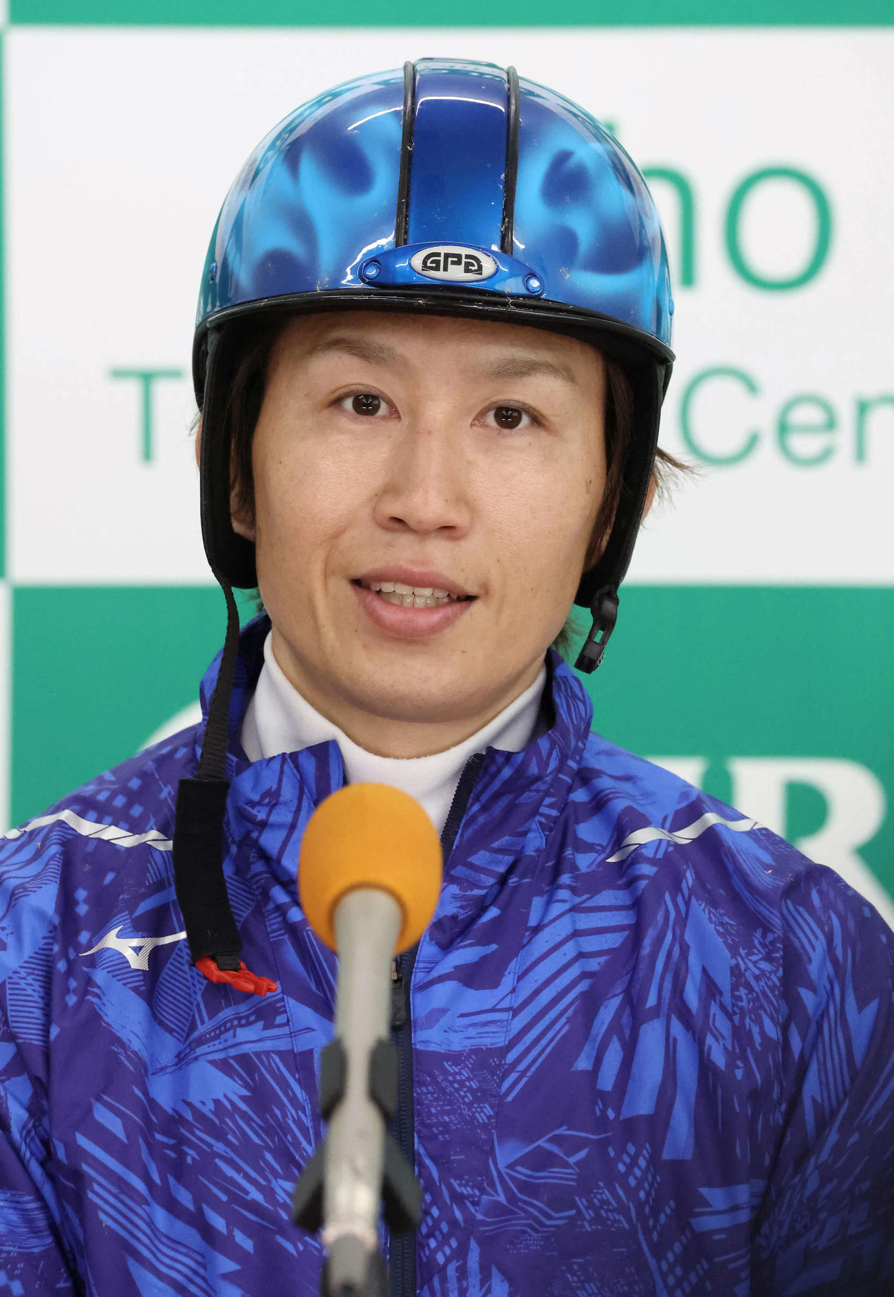 アドマイヤマツリの最終追い切りを終えて記者会見する田辺騎手（撮影・丹羽敏通）