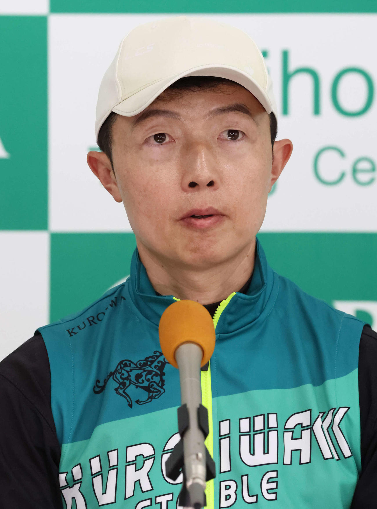アスコリピチェーノの最終追い切りを終えて記者会見する黒岩師（撮影・丹羽敏通）